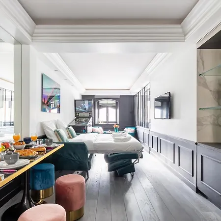 Modern And Unique Near The Champs Elysees Апартаменты Париж